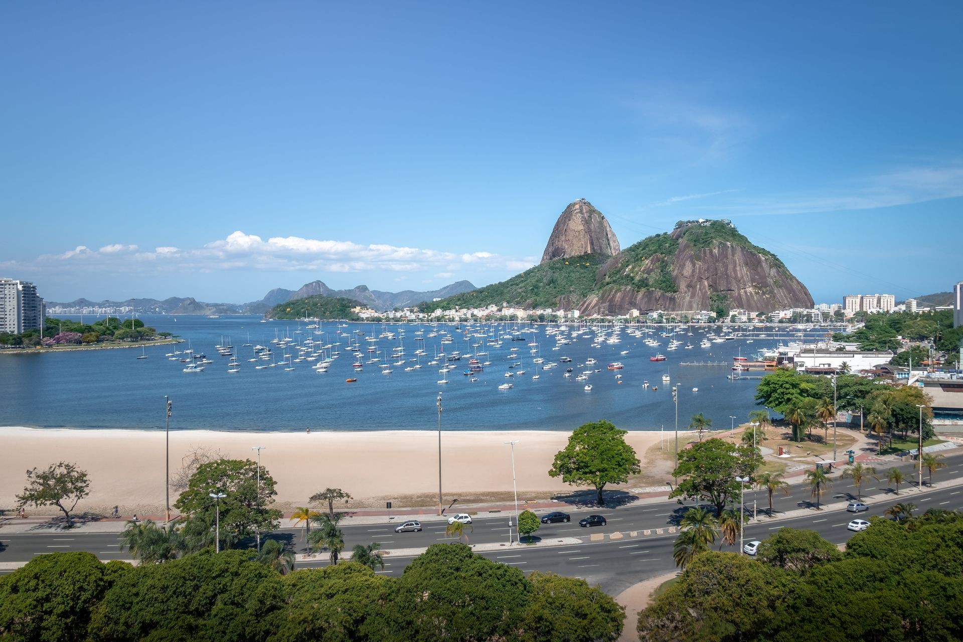 Vista aérea de Botafogo, Bahía de Guanabara y Pan de Azúcar - Rio de Janeiro, Brazil