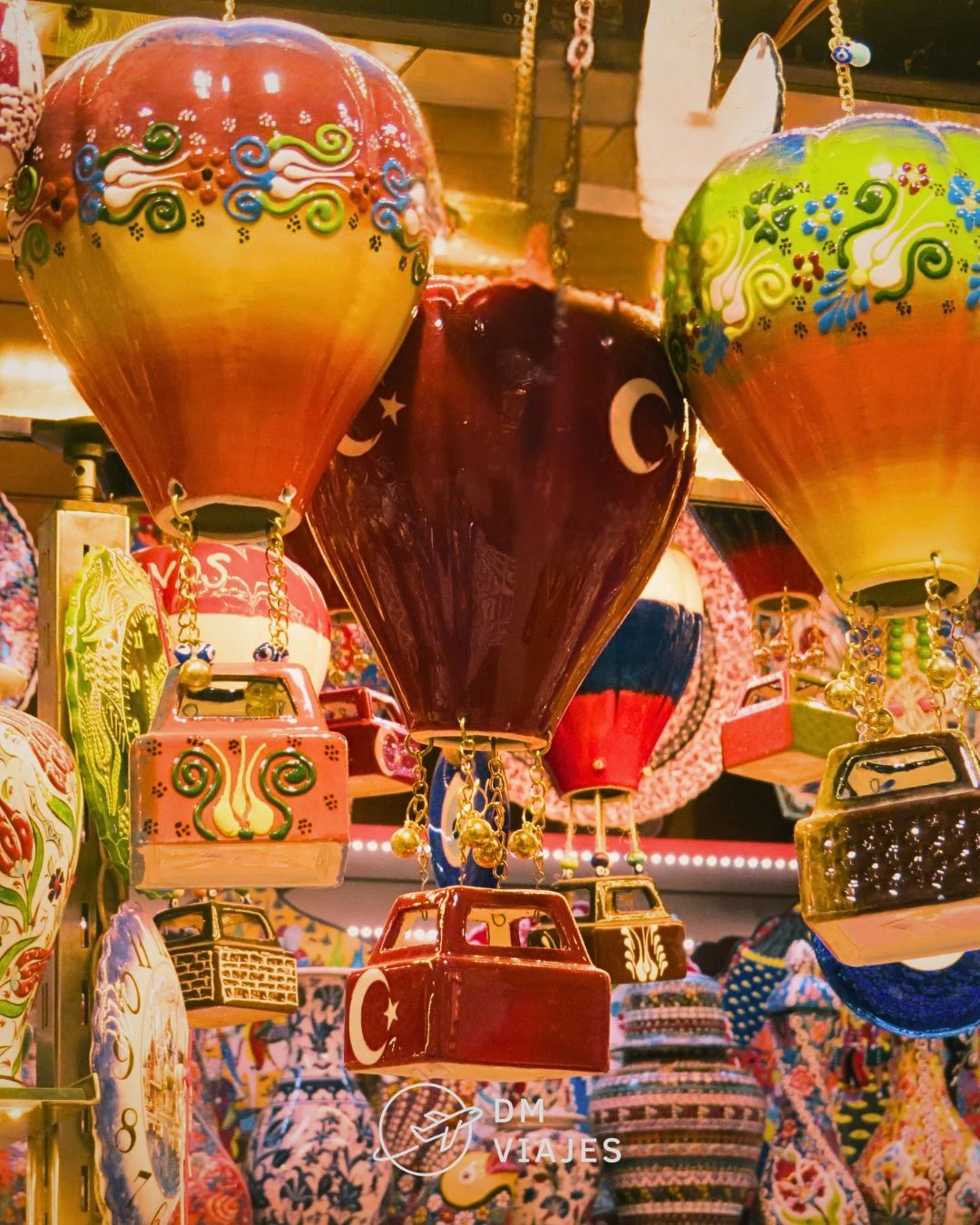 Globos aerostáticos de cerámica pintados a mano en un puesto del bazar