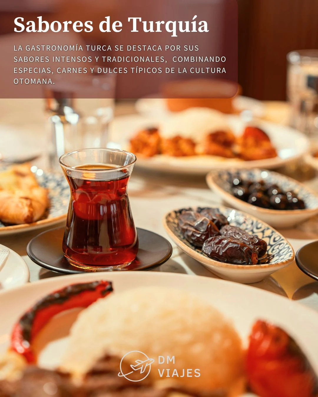 Mesa turca con té en vaso tulipa, dátiles, aceitunas y platos tradicionales